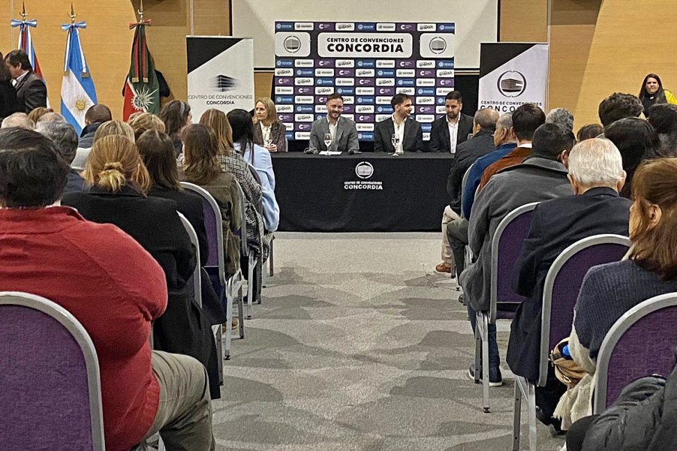 Rubricado por casi un centenar de instituciones intermedias se presentó formalmente el Pacto de Julio