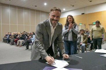 El intendente de Concordia al momentos de firma el documento. El intendente de Concordia al momentos de firma el documento.