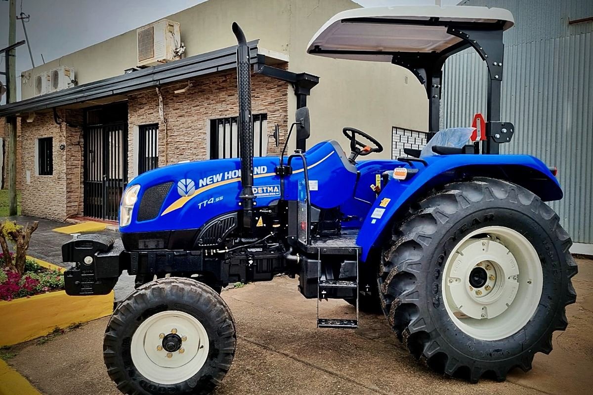 El tractor marca New Holland adquirido por el municipio de La Criolla. El tractor marca New Holland adquirido por el municipio de La Criolla.