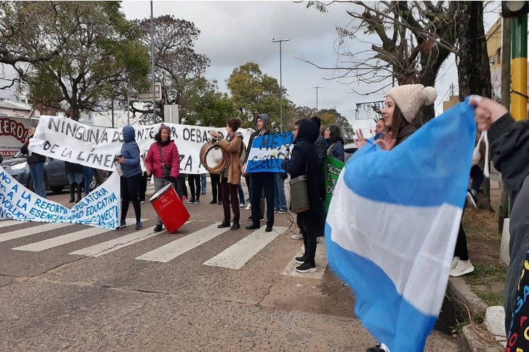 Un grupo de docentes se manifest&oacute; con carteles sobre la avenida San Lorenzo