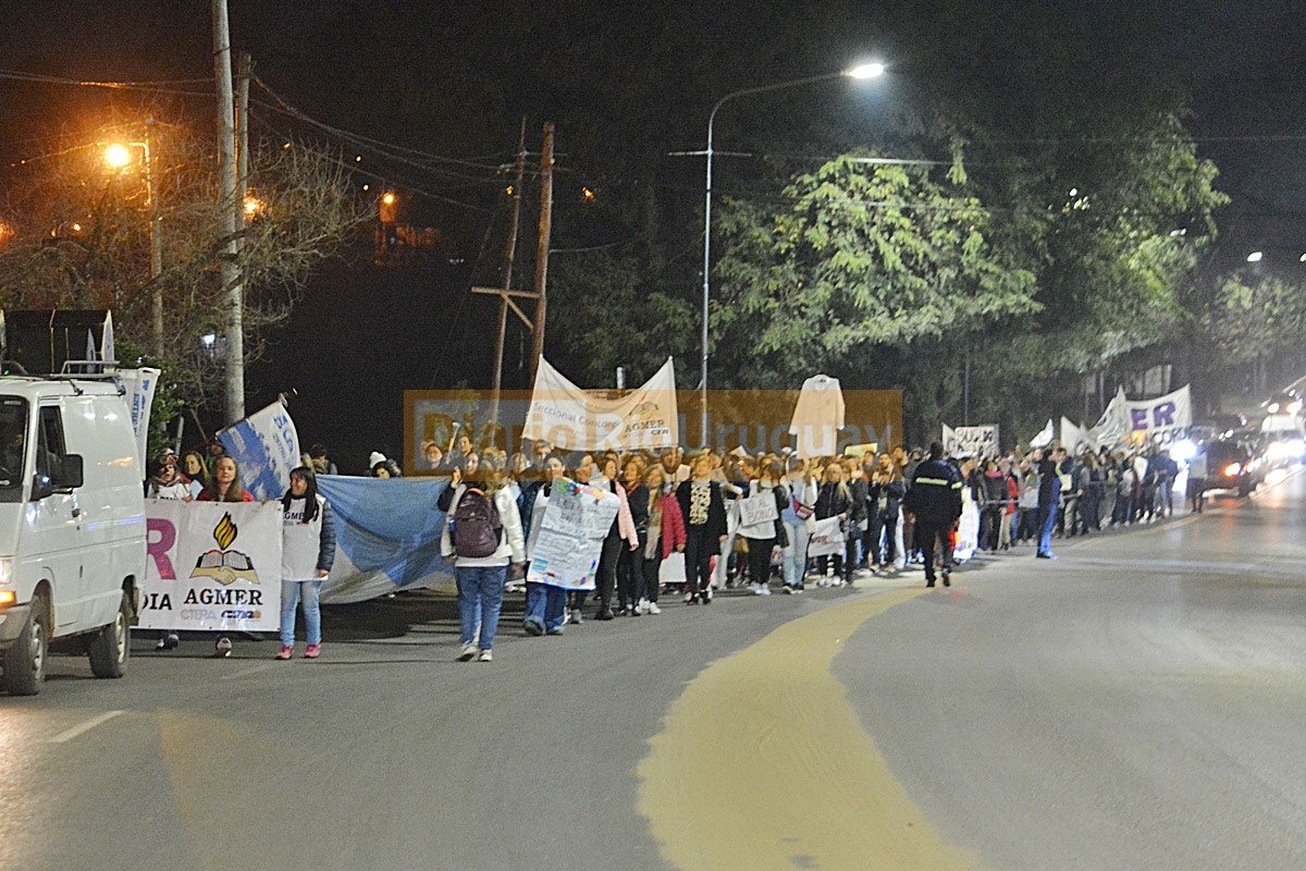 La columna de manifestanes marchando por avenida Eva Per&oacute;n