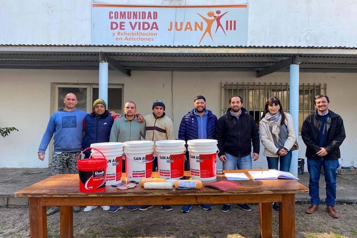 Se entreg&oacute; pintura, rodillos, pinceles, lijas y otros insumos.