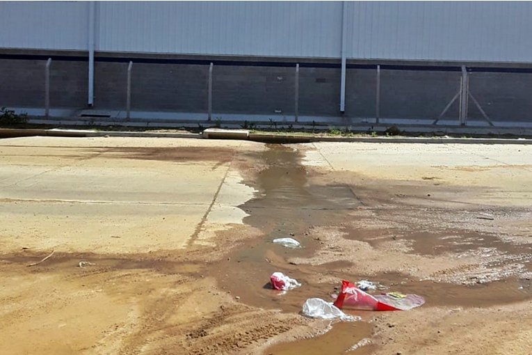 Obras Sanitarias emplazó a un gran supermercado por una pérdida de líquidos cloacales