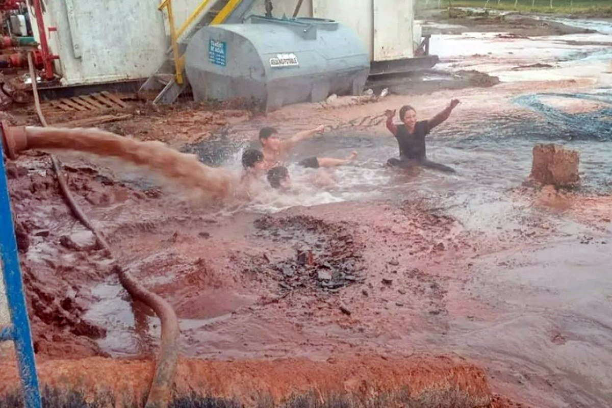 Un grupo de ni&ntilde;os jugando en el agua que surge a una temperatura de 37&deg;