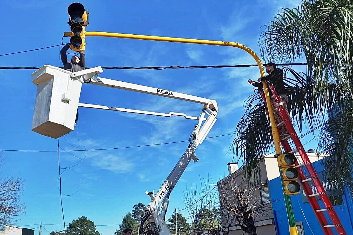 Electrotecnia culmin&oacute; los trabajos para poner en funcionamiento el sem&aacute;foro
