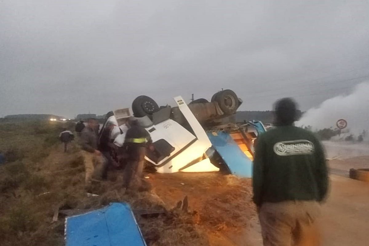 Camión volcado sobre la autovía de ruta 14. Camión volcado sobre la autovía de ruta 14.