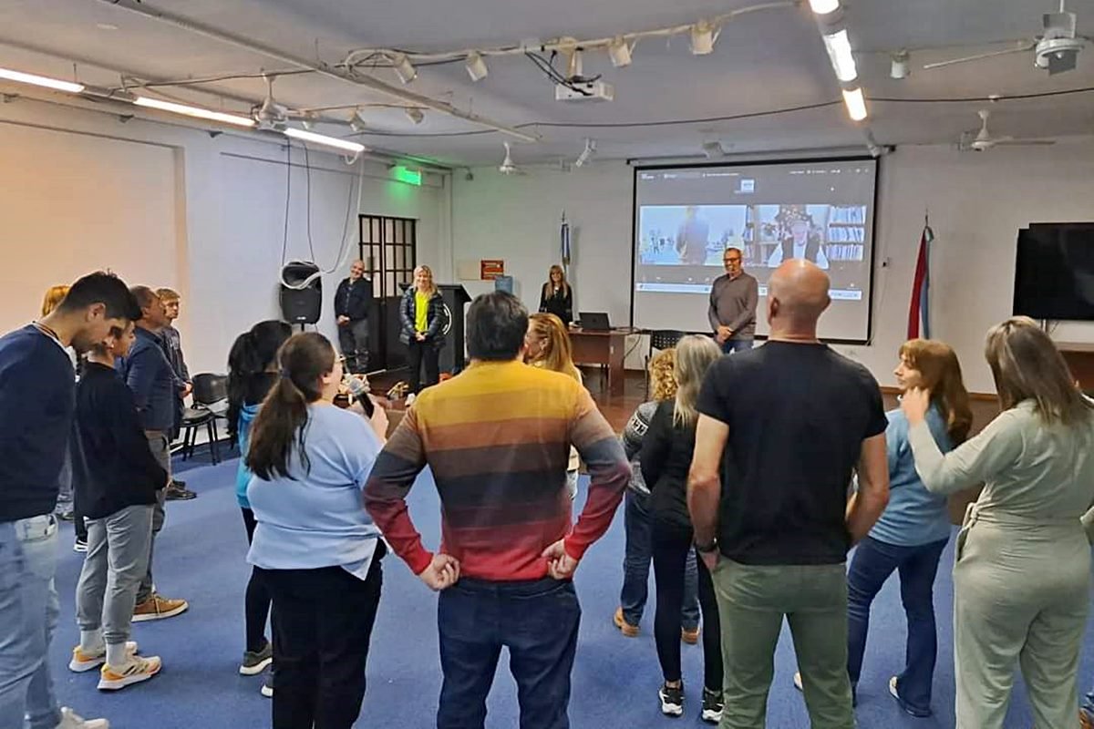 Gran marco de participantes en el sal&oacute;n de la UTN.