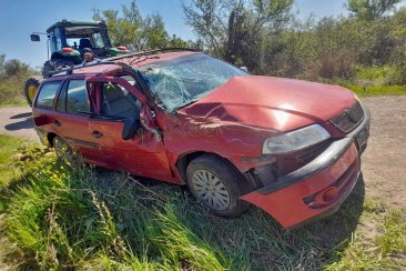 La conductora salió ilesa, tras el despiste. La conductora salió ilesa, tras el despiste.