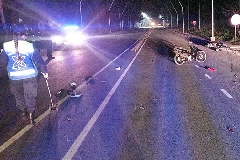 Un adolescente qued&oacute; en grav&iacute;simo estado tras el choque de dos motos