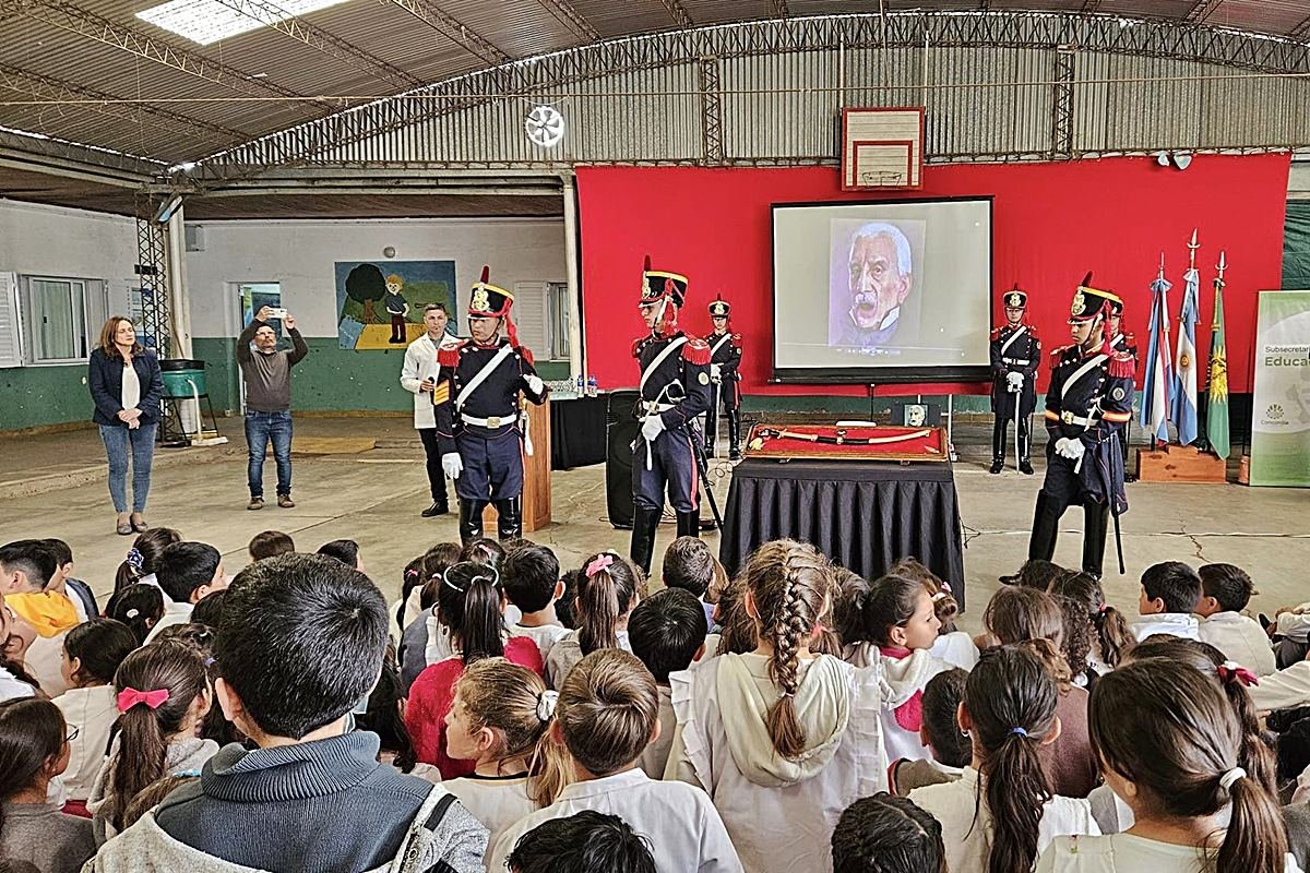 Los granaderos contaron su historia a los presentes. Los granaderos contaron su historia a los presentes.
