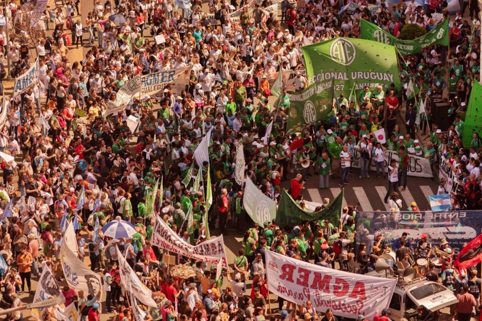 PARO: Docentes de toda la provincia se movilizaron y protestaron en Casa de Gobierno