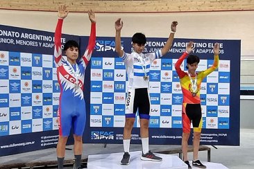 Valentín Castro en el segundo escalón del podio. Valentín Castro en el segundo escalón del podio.