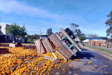 La carga se desparramó por completo en el camino La carga se desparramó por completo en el camino