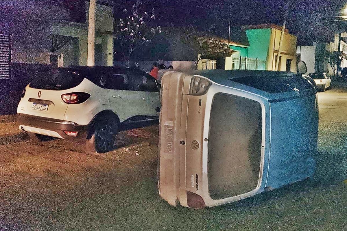 El autom&oacute;vil termin&oacute; tumbado de costado sobre la cinta asf&aacute;ltica.