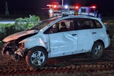 El rodado fue rescatado tras volcar sobre la banquina. El rodado fue rescatado tras volcar sobre la banquina.