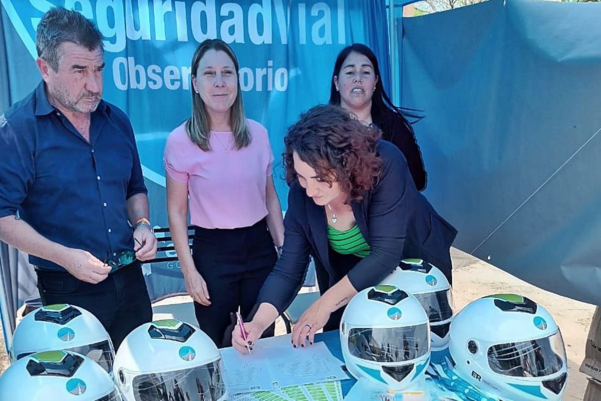 Roncaglia entregó los cascos a Los Charrúas. Roncaglia entregó los cascos a Los Charrúas.