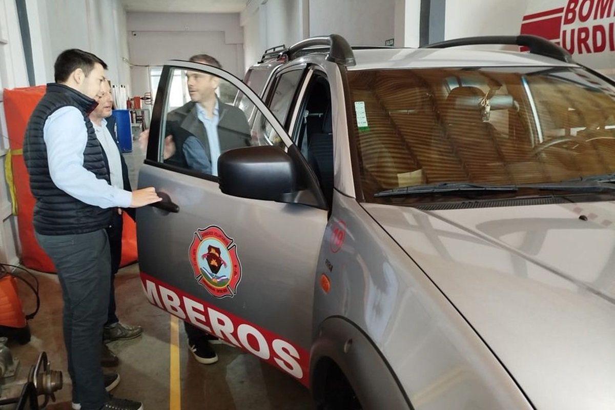Michel observando la camioneta donada cuando estaba al frente de Aduana