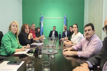 La paritaria pasó a cuarto intermedio para el jueves 17 de octubre. La paritaria pasó a cuarto intermedio para el jueves 17 de octubre.
