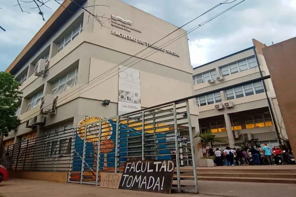 Una facultad entrerriana fue tomada por estudiantes y alumnos en señal de protesta