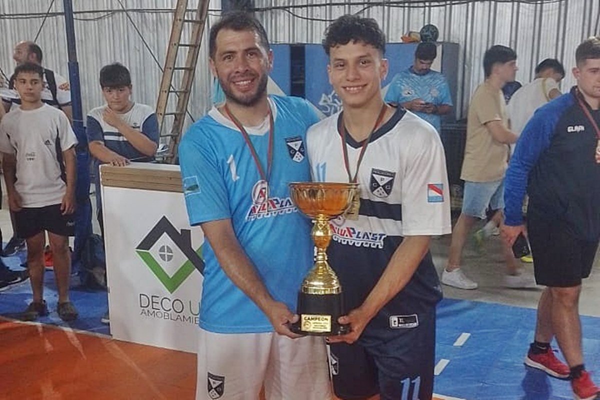 Schonfeld y Fernández alzando la Copa de campeones.