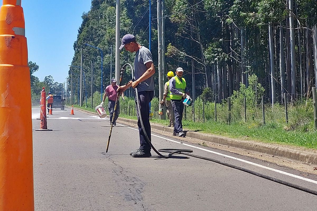 Los trabajadores municipales trabajan sobre la avenida de acceso.