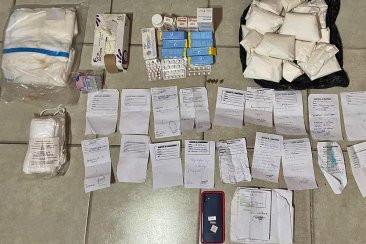 En los allanamamientos se incautaron certificados, medicamentos e insumos. En los allanamamientos se incautaron certificados, medicamentos e insumos.