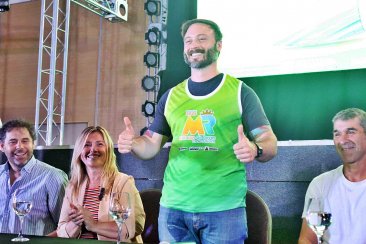 El intendente Azcué mostrando la remera oficial de la maratón de Reyes El intendente Azcué mostrando la remera oficial de la maratón de Reyes