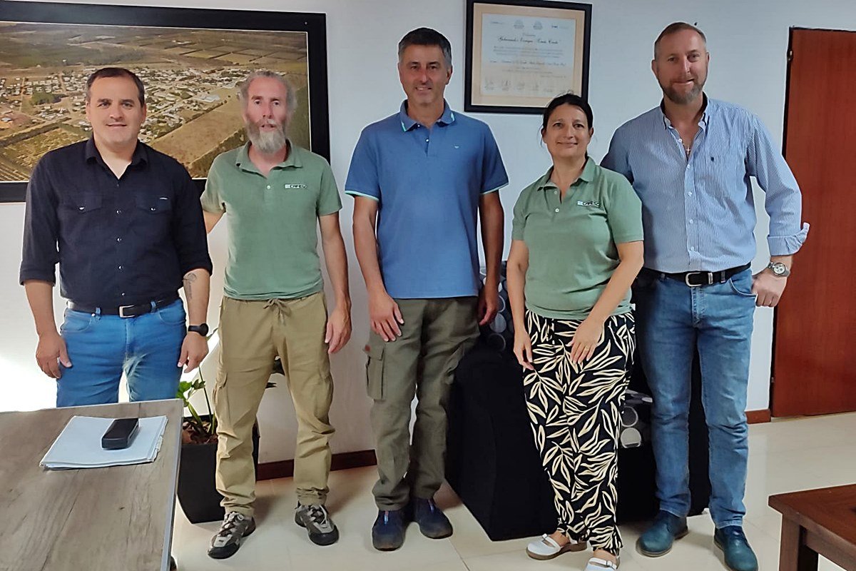 Funcionarios de LaCriolla junto a especialistas de CAFESG