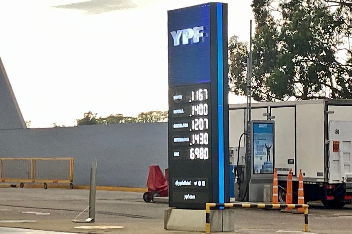 La pizzarra con los nuevos precios de los combustibles en Concordia.