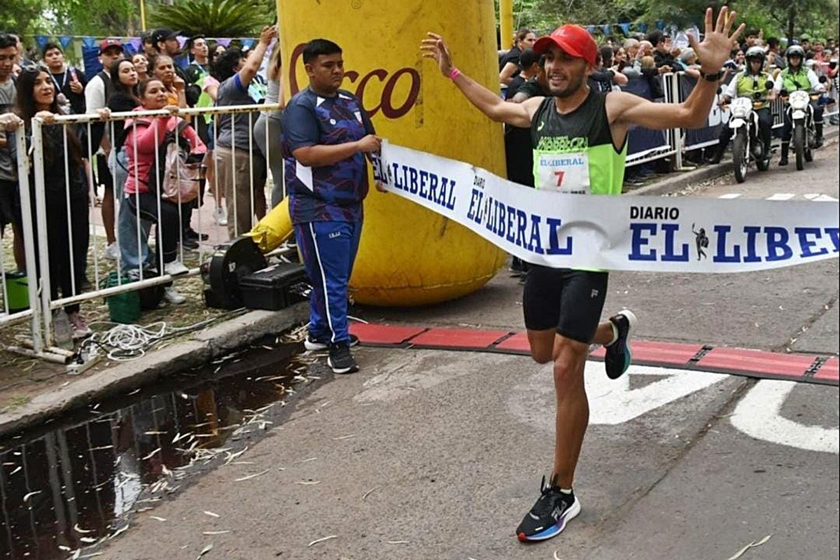 Martín Méndez llegando a la meta.