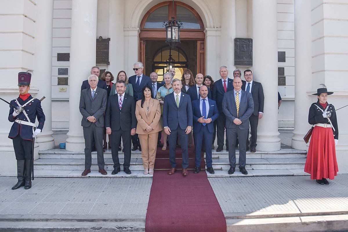 La recepción de los visitantes en el ingreso a la Casa de Gobierno en Paraná.