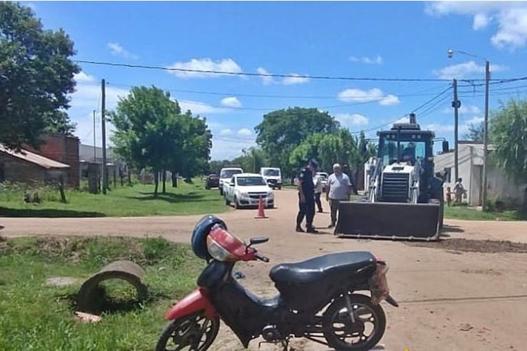 Un motociclista que choc&oacute; contra una retroexcavadora fue trasladado hasta el hospital Masvernat