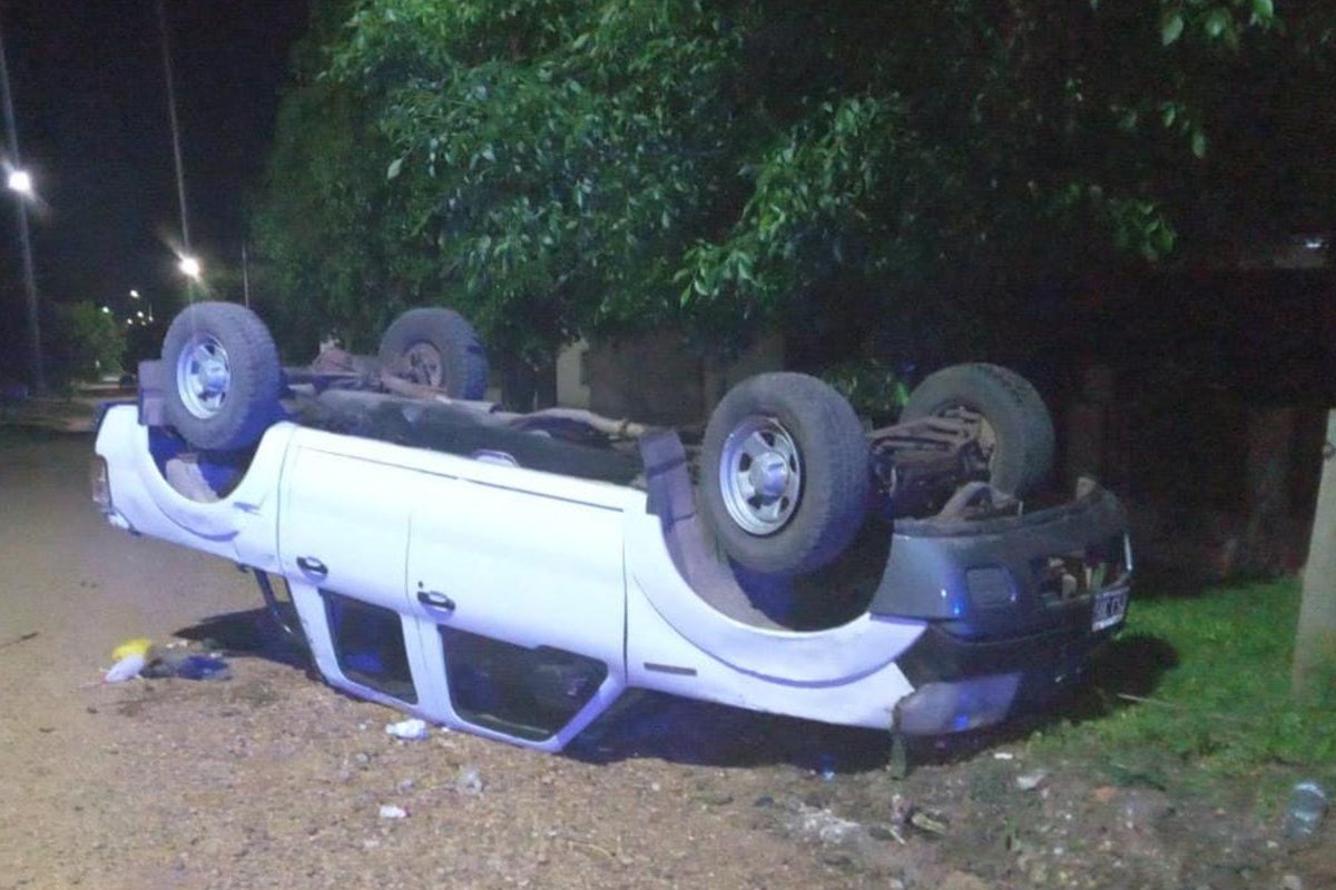 Tras perder el control, el conductor volcó su camioneta. Tras perder el control, el conductor volcó su camioneta.