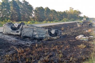 Las dos camionetas quedaron consumidas por el fuego Las dos camionetas quedaron consumidas por el fuego