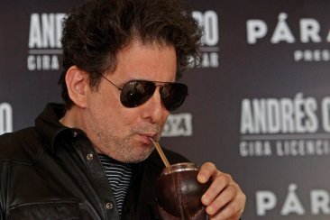 Andrés Calamaro y el mate. Una postal que se tornó habitual. Andrés Calamaro y el mate. Una postal que se tornó habitual.