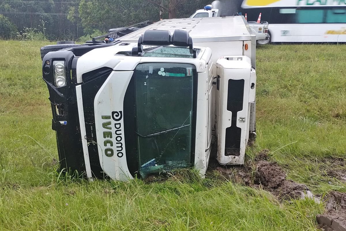 El cami&oacute;n termin&oacute; sobre uno de sus lados fuera de la cinta asf&aacute;ltica.