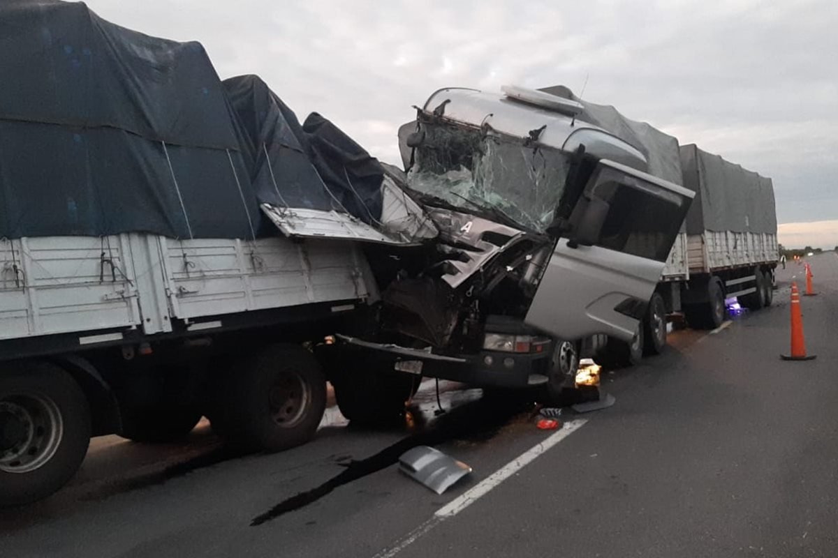 Un cami&oacute;n impact&oacute; contra la parte trasera de otro.