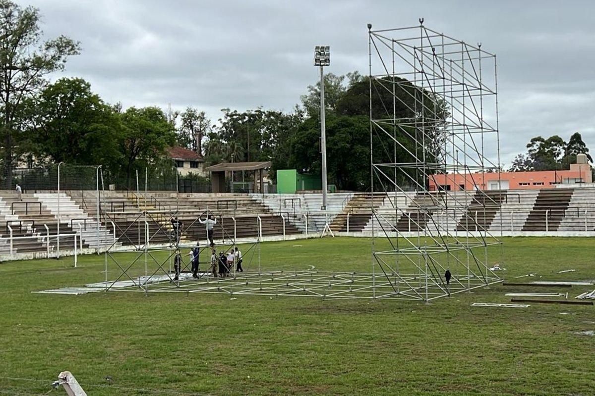 Ya comenzaron a armar el escenario en el Estadio Ciudad de Concordia.