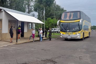 El micro detenido en el puesto de Gendarmería Nacional El micro detenido en el puesto de Gendarmería Nacional
