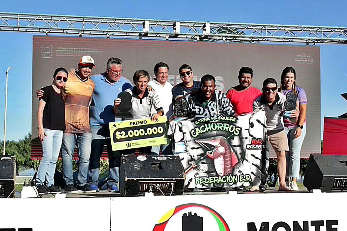 El equipo de la local con su premio.