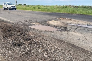 El mal estado de la autovía se vio agravado por las lluvias. El mal estado de la autovía se vio agravado por las lluvias.