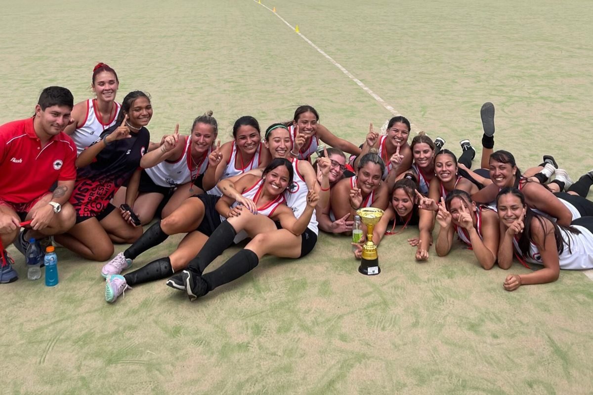 Las campeonas con la Copa. Las campeonas con la Copa.