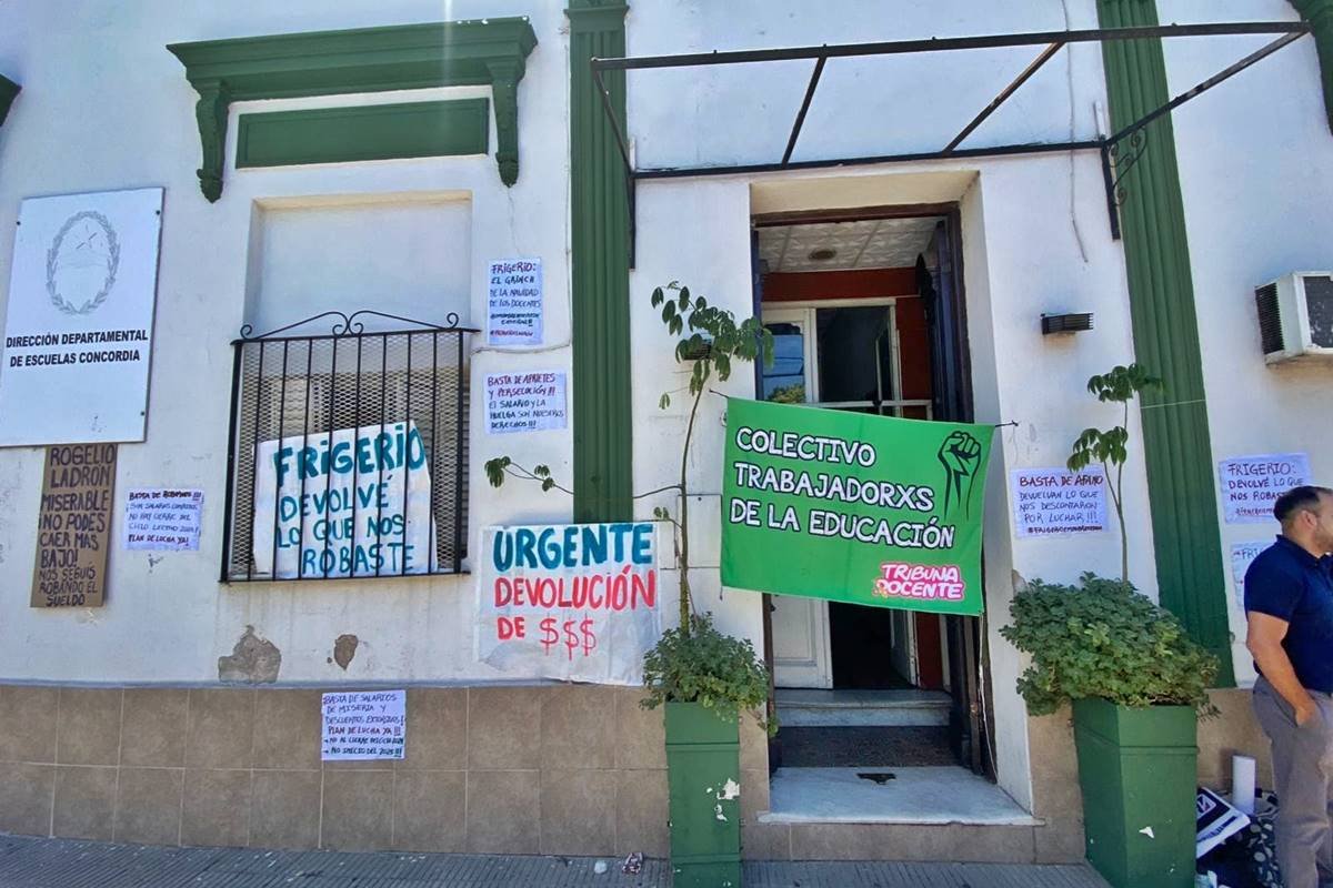 Protesta en la sede local de la Departamental de Escuelas.
