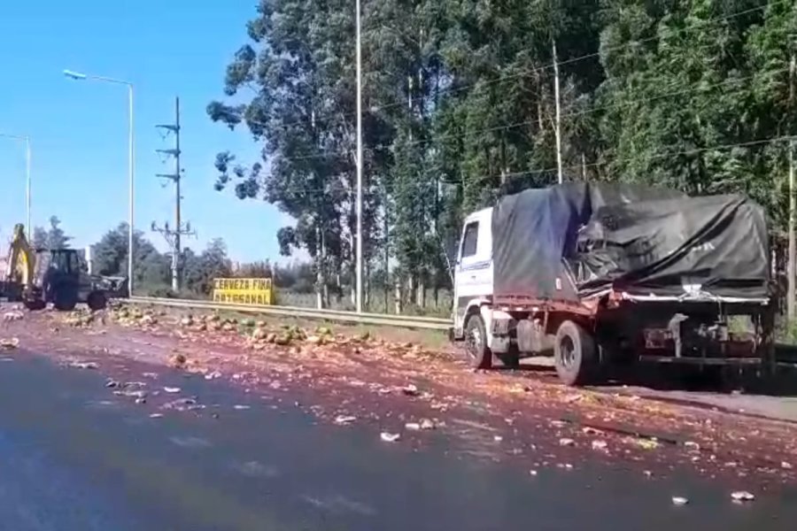 Un camión derramó un líquido sobre la ruta 14 y provocó un accidente ...