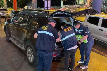 El vehículo al momento de ser requizado en Paraguay El vehículo al momento de ser requizado en Paraguay
