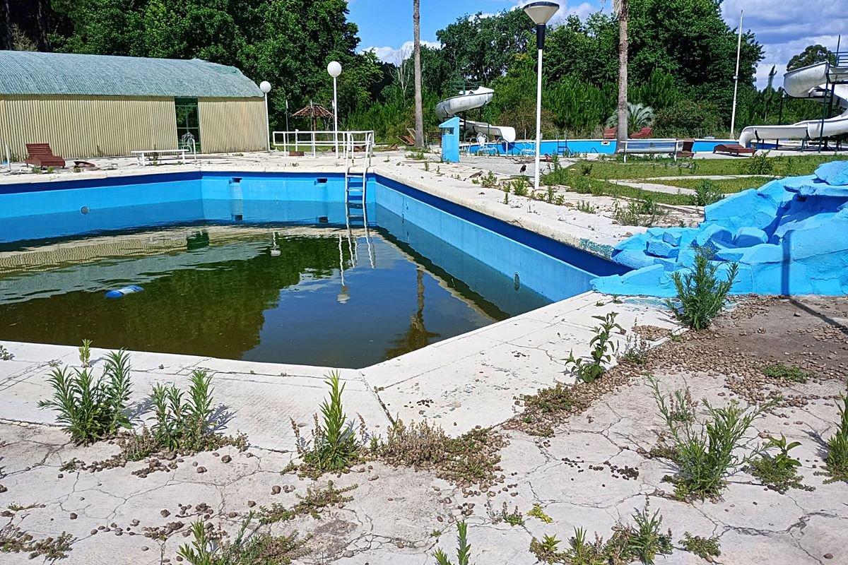 El predio del Hotel Ayu&iacute; en total estado de abandono.