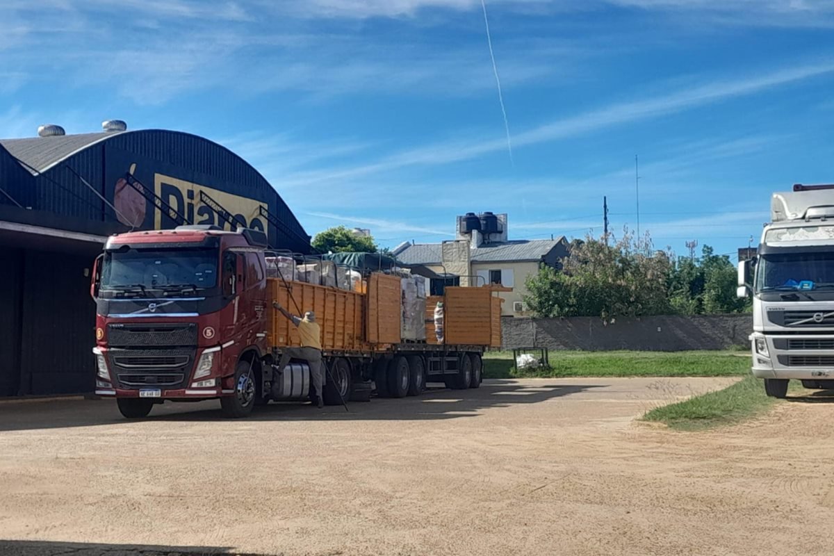 En ambas sucursales se pudieron ver camiones cargando mercadería.