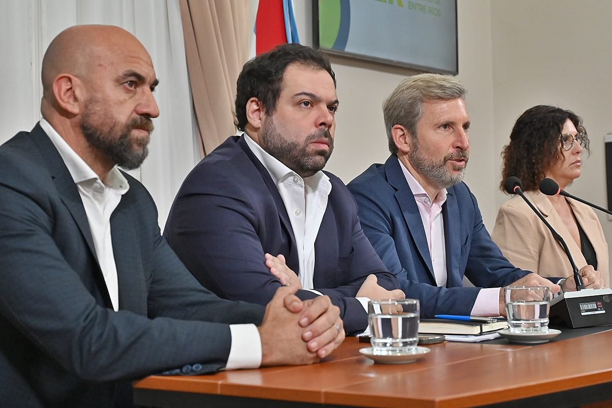 Frigerio y sus funcionarios al momento de anunciar la intervención