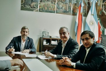 El gobernador Rogelio Frigerio encabezó la firma del convenio. El gobernador Rogelio Frigerio encabezó la firma del convenio.