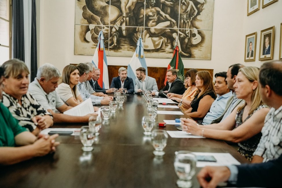 Frigerio firmó convenios para la continuidad del plan de recuperación vial entrerriano